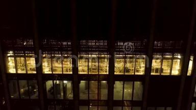 夜晚摩天大楼的俯视图。 库存。 城市里夜晚孤独的摩天大楼